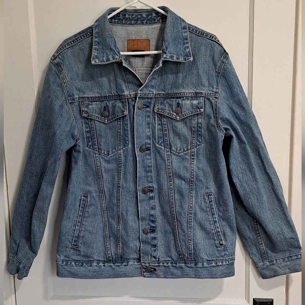 GAP Men’s Classic Denim Trucker Jacket – Size Large